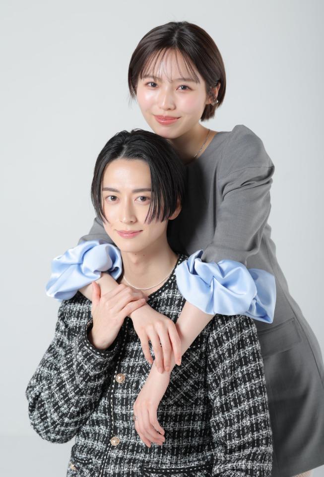 優しくほほ笑む池田匡志（手前）と秋田汐梨（撮影・吉澤敬太）