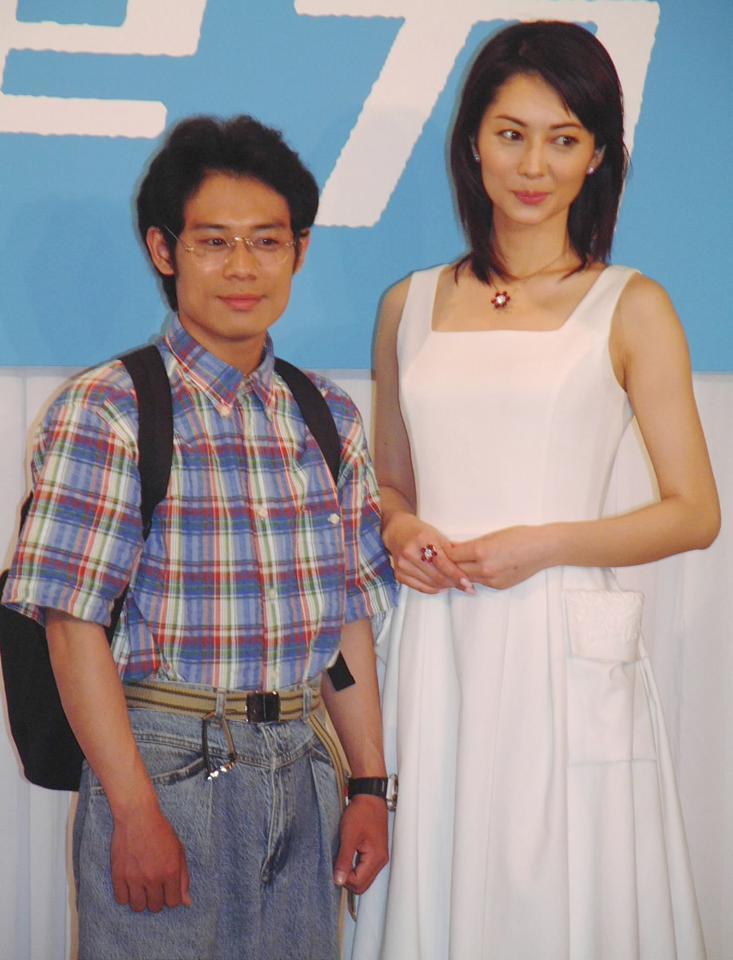 ドラマ「電車男」制作発表　伊東美咲と伊藤淳史（左）＝０５年６月撮影