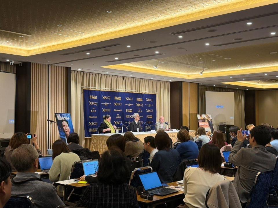 外国人記者も詰めかけた会見でトークする松重豊（中央）