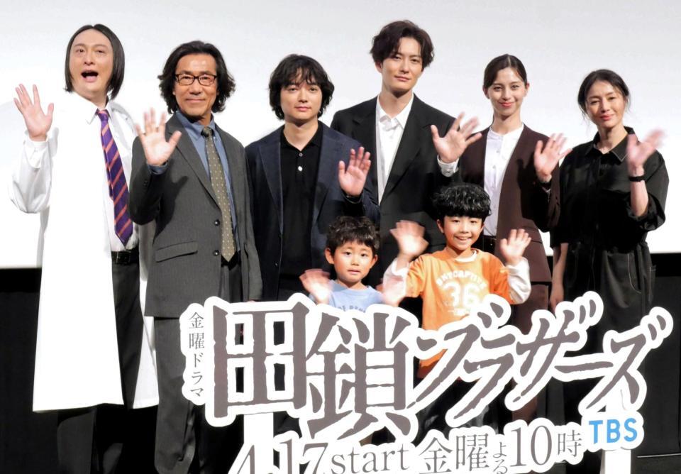 手を振る（後列左から）ＪＰ、岸谷五朗、染谷将太、岡田将生、中条あやみ、井川遥（前列同）金子拓真、野田悠月＝１６日