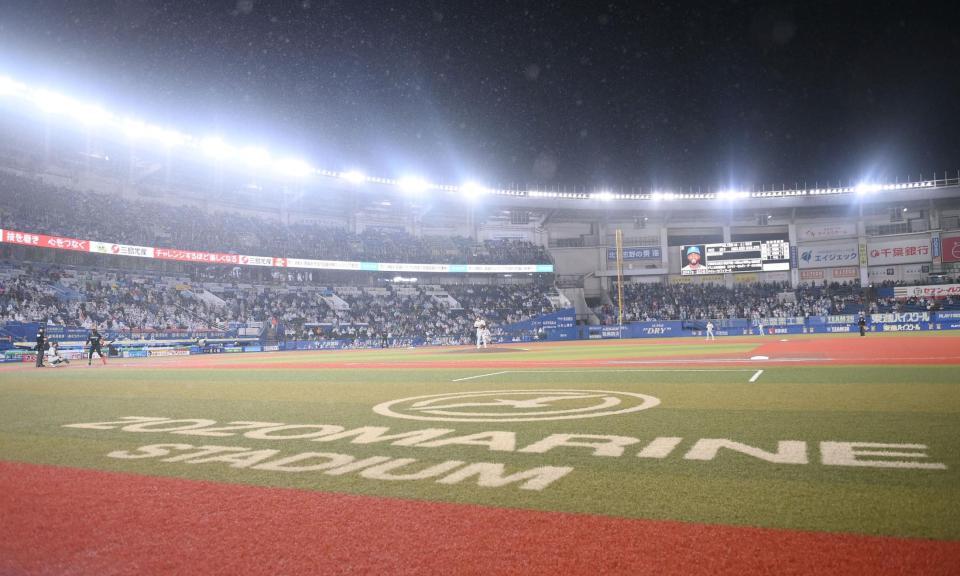 雨の中で熱戦が繰り広げられたロッテ対日本ハム５回戦＝１５日