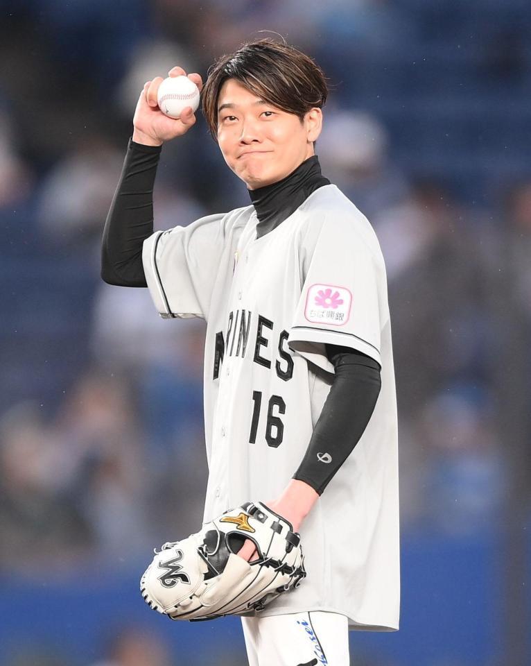 始球式の前にボールを手にポーズを決める三浦皇成（撮影・開出牧）