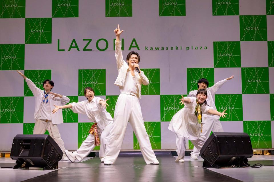 熱唱する新浜レオン（中央）