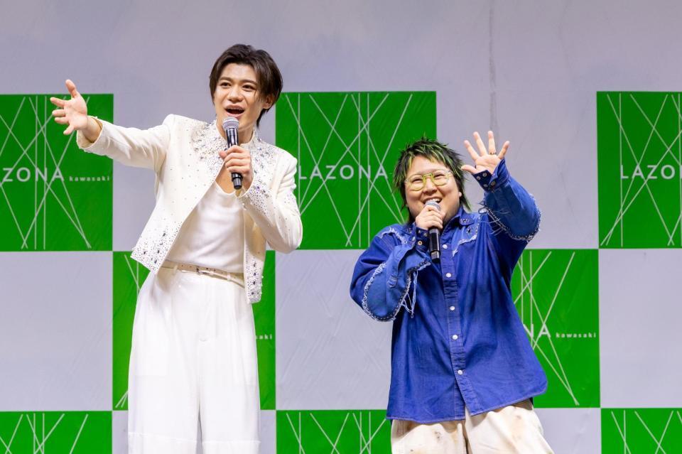 笑顔を見せる新浜レオン（左）とこっちのけんと