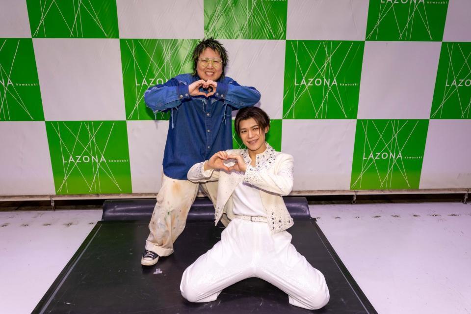 ハートポーズを作り笑顔を見せるこっちのけんと（左）と新浜レオン