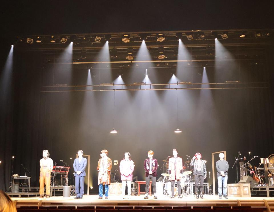 舞台「ぽっぷす？」取材会に出席した（左から）内河啓介、瀬戸祐介、櫻井佑樹、ＩＳＳＥＩ、佐藤友祐、相原一心、しゅはまはるみ、演出の鈴木勝秀氏