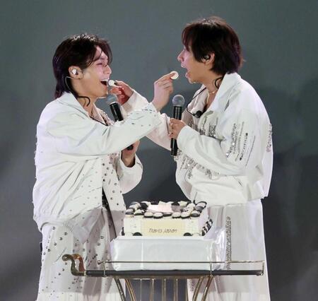 誕生日祝いのケーキを食べさせあう松田元太（左）と中村海人（撮影・石井剣太郎）