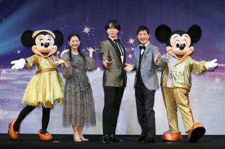 （左から）ミニーマウス、関根麻里、Ｓｎｏｗ　Ｍａｎ・宮舘涼太、関根勤、ミッキーマウス（撮影・石井剣太郎）