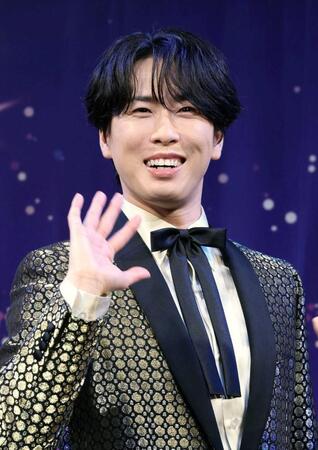 手を振るＳｎｏｗ　Ｍａｎ・宮舘涼太（撮影・石井剣太郎）