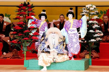 「春興鏡獅子」左から胡蝶の精（市川新之助）、小姓弥生後に獅子の精（市川團十郎）、胡蝶の精（市川ほたん）＝今年１月、新橋演舞場（Ｃ）松竹