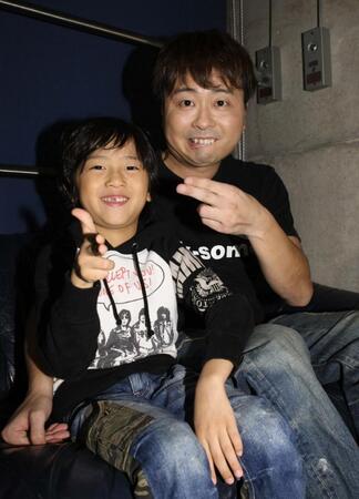 父・河本準一とモデルデビューを果たす長男・虎太朗くん＝２０１０年１１月撮影