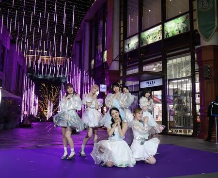 イルミネーションを点灯させダンスを披露するＭＥ：Ｉ（撮影・金田祐二）