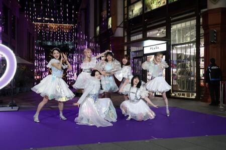 イルミネーションを点灯させダンスを披露するＭＥ：Ｉ（撮影・金田祐二）