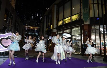 ダンスを披露するＭＥ：Ｉ（撮影・金田祐二）