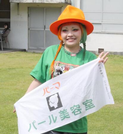 イベントのグッズを手にポーズを決めるまちゃまちゃ