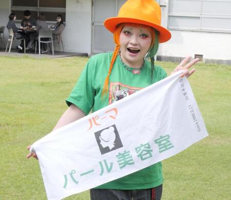 イベントのグッズを手にポーズを決めるまちゃまちゃ