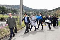 安達優季容疑者の自宅へ向かう京都府警の捜査員ら＝17日午前９時48分、京都府南丹市