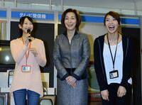 イベントに登場した松井玲奈（左）に「それじゃ番組が成り立たないわよ～」と野際陽子（中）の一言に大笑いする秋元才加＝２０１３年撮影