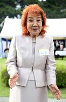 春の園遊会に招かれ、取材に応じる声優の野沢雅子さん（代表撮影）