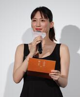 舞台あいさつで話す綾瀬はるか（撮影・西岡正）