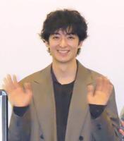 手を振る濱正悟