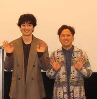 初主演映画「お別れの歌」の舞台あいさつに出席した濱正悟（左）と柴田啓佑監督