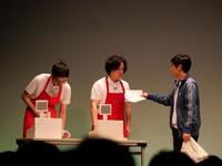 解散前夜にネタを披露するトンツカタン