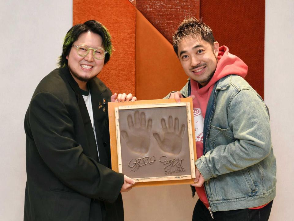 授賞式で盾を手にしたこっちのけんと（左）とＧＲＰ