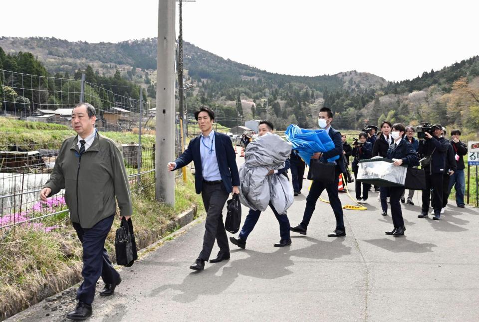 安達優季容疑者の自宅へ向かう京都府警の捜査員ら＝17日午前９時48分、京都府南丹市