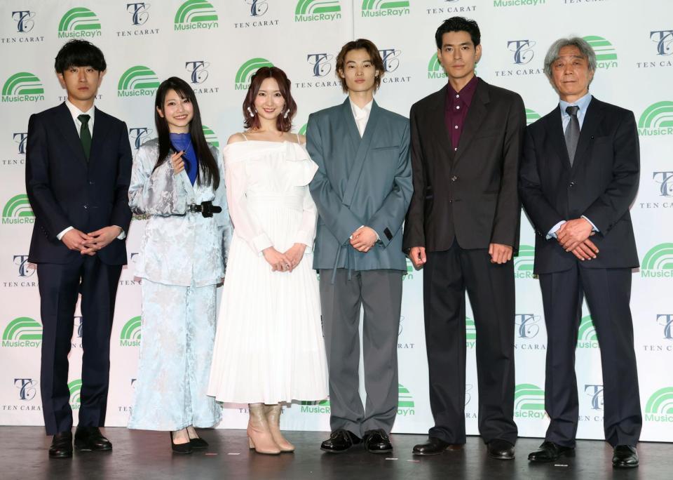 発表記者会見に登場した（左から）ミュージックレイン・屋代陽平代表、雨宮天、戸松遥、窪塚愛流、中島歩、テンカラット・丸谷和貴取締役（撮影・伊藤笙子）