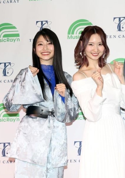 ポーズをとる（左から）雨宮天、戸松遥