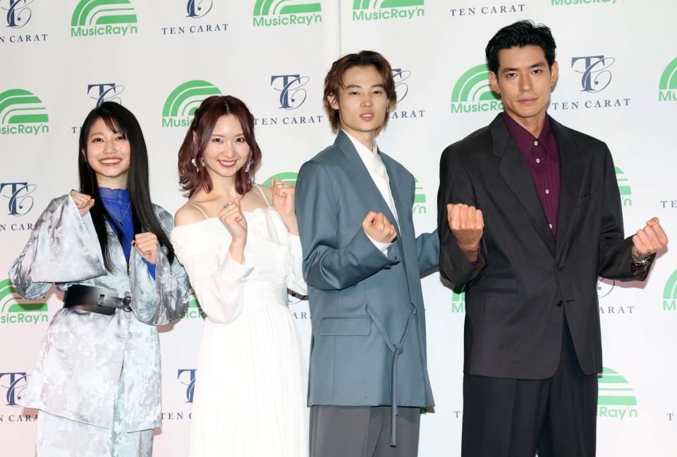 ポーズをとる（左から）雨宮天、戸松遥、窪塚愛流、中島歩（撮影・伊藤笙子）