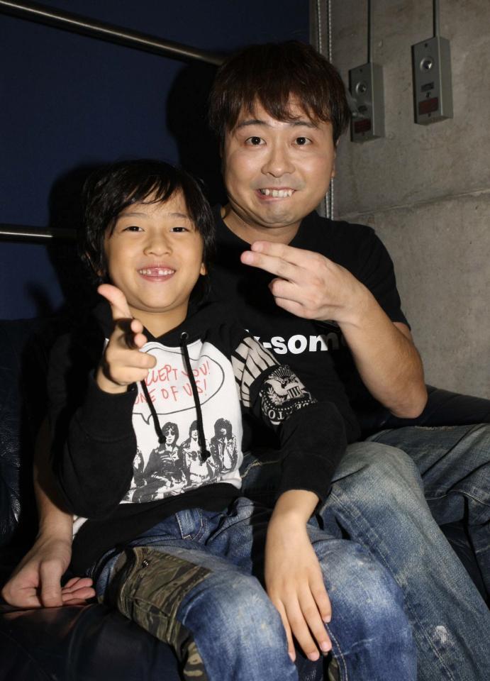 父・河本準一とモデルデビューを果たす長男・虎太朗くん＝２０１０年１１月撮影