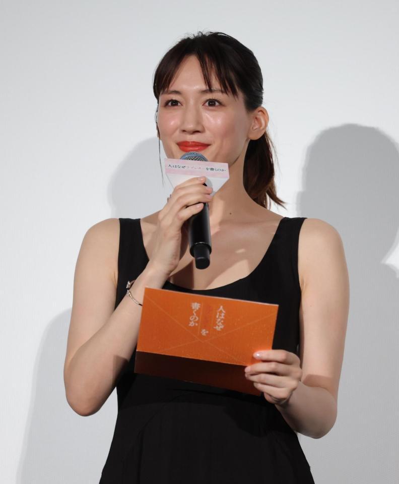 舞台あいさつで話す綾瀬はるか（撮影・西岡正）