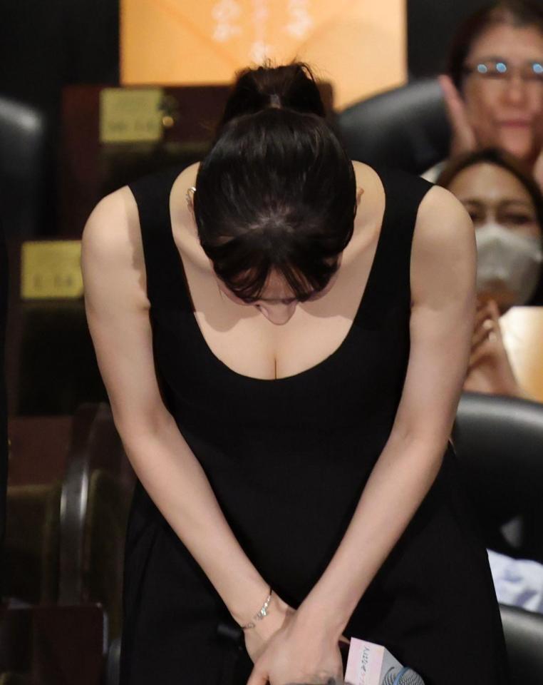 舞台挨拶を終えて一礼する綾瀬はるか（撮影・西岡正）