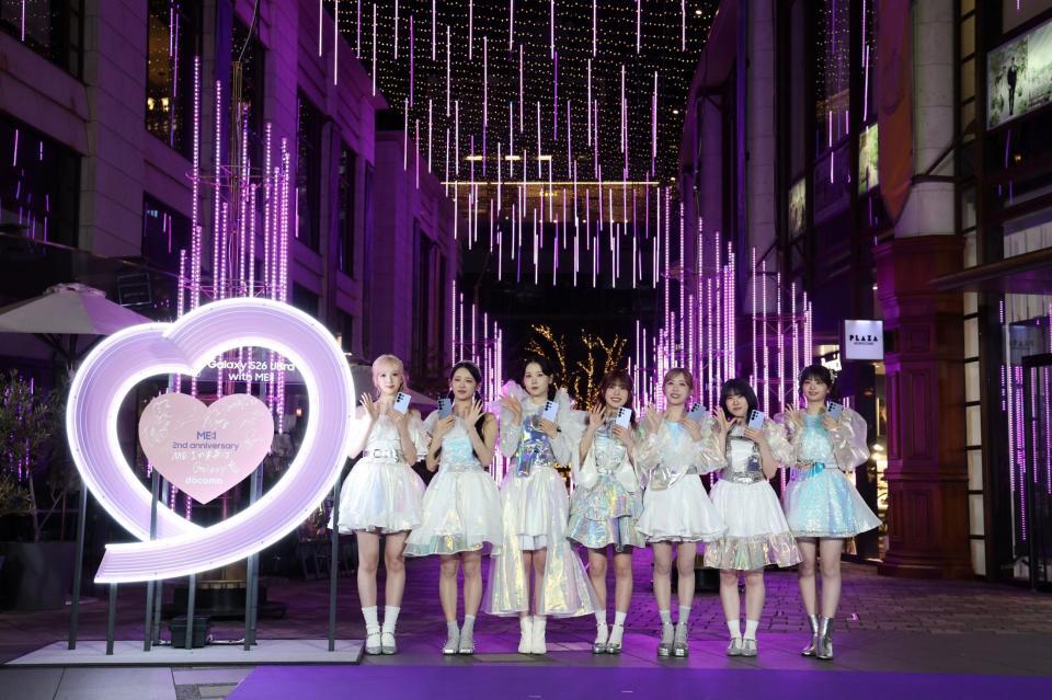 イルミネーションを点灯させ笑顔のＭＥ：Ｉ（左から）ＳＵＺＵ、ＭＩＵ、ＭＯＭＯＮＡ、ＴＳＵＺＵＭＩ、ＫＥＩＫＯ、ＡＹＡＮＥ、ＲＩＮＯＮ＝赤坂Ｂｉｚタワー（撮影・金田祐二）