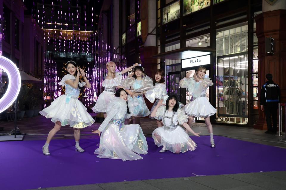 イルミネーションを点灯させダンスを披露するＭＥ：Ｉ（撮影・金田祐二）