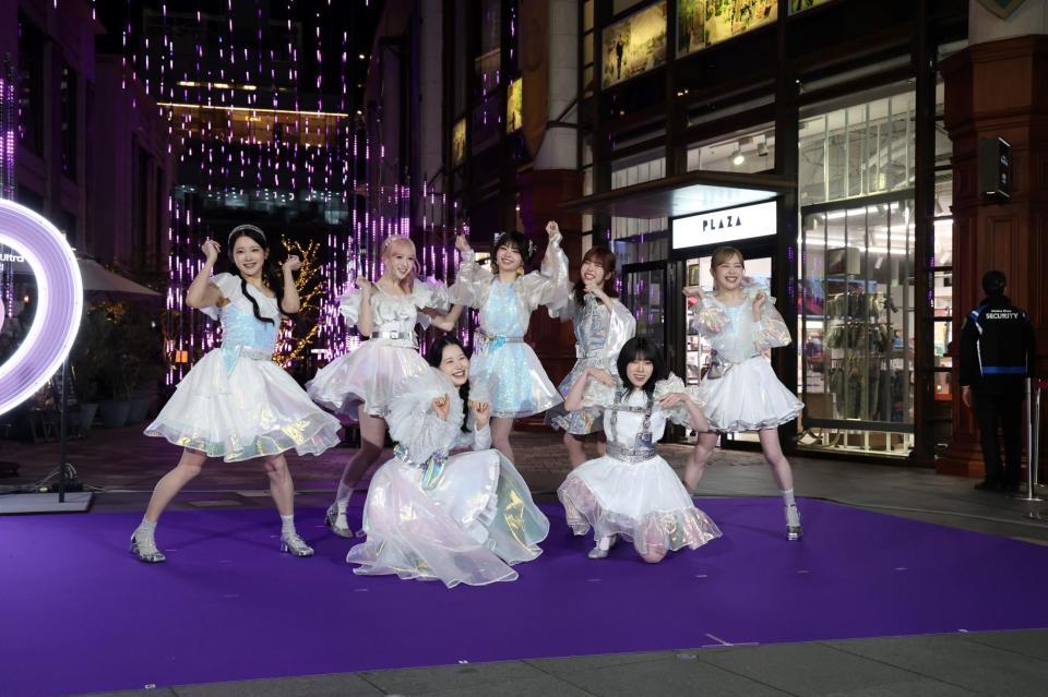 イルミネーションを点灯させダンスを披露するＭＥ：Ｉ（撮影・金田祐二）