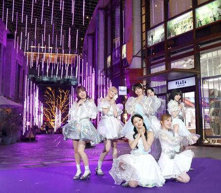 　イルミネーションを点灯させダンスを披露するＭＥ：Ｉ（撮影・金田祐二）