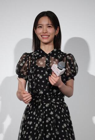 舞台あいさつで笑顔を見せる當真あみ（撮影・西岡正）