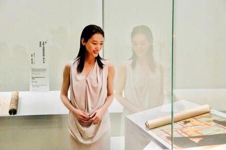 京都国立博物館で行われる特別展「北野天神」の記者内覧会で、展示物を見る月城かなと