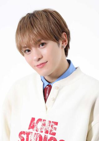 優しくほほ笑むＴｒａｖｉｓ　Ｊａｐａｎ・松倉海斗（撮影・吉澤敬太）