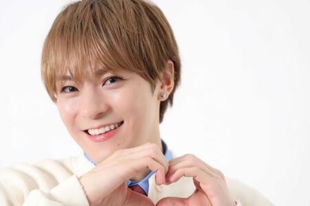 ほほ笑むＴｒａｖｉｓ　Ｊａｐａｎ・松倉海斗（撮影・吉澤敬太）