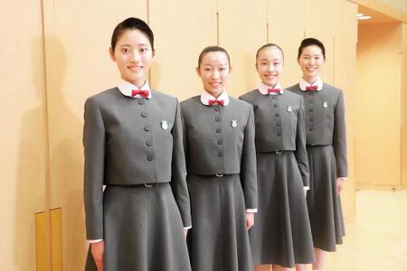 入学式後、記者団の取材に応じた宝塚音楽学校第１１４期生の（左から）西前比草さん、川村柚葉さん、多川結莉さん、森本あづみさん