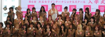 生徒たちとパワー！を披露したなかやまきんに君（後列中央）