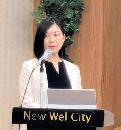 司会を務めた加藤守氏の妻・ゆいさん＝９日