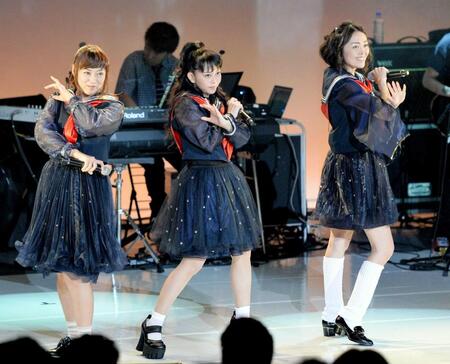 ２０１５年、セーラー服をイメージした衣装でライブを行った「風間三姉妹」。（左から）大西結花、浅香唯、中村由真