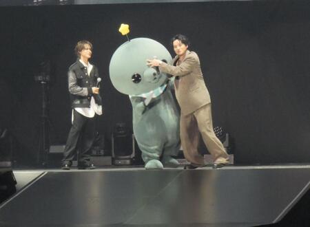 タマ（中央）に頭突きをお見舞いする水上恒司（右）と、見守る上田竜也