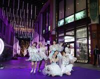 イルミネーションを点灯させダンスを披露するＭＥ：Ｉ（撮影・金田祐二）