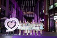 イルミネーションを点灯させ笑顔のＭＥ：Ｉ（左から）ＳＵＺＵ、ＭＩＵ、ＭＯＭＯＮＡ、ＴＳＵＺＵＭＩ、ＫＥＩＫＯ、ＡＹＡＮＥ、ＲＩＮＯＮ（撮影・金田祐二）